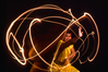 Die Lichtzeichnung einer Kung Fu-Bewegung (Meister Bambang). Neben dem eingefrore- nen Moment einer Bewegung kann so auch der Ablauf bzw. Prozess einer Bewegung im selben Bild dargestellt und aufgezeichnet werden. Bild: Thomas Born